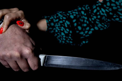 Ailə münaqişəsi zəminində kişi həyat yoldaşını bıçaqlayıb