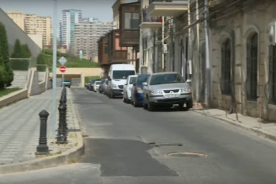 Bakıda piyadalar avtomobillərdən əziyyət çəkirlər: mərkəzdə olan küçələr park edilmiş avtomobillərlə doludur