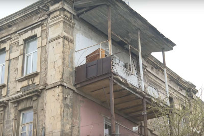 NZS-də 6 dəfə yanan bina dağılır: aidiyyəti qurumların isə xəbəri yoxdur