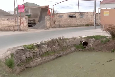 Sabunçu rayonunda avtomobillər daim su kanalına düşürlər
