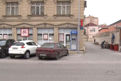 Yasamalda məktəbin qarşısında piyada zolağını yağış yuyub