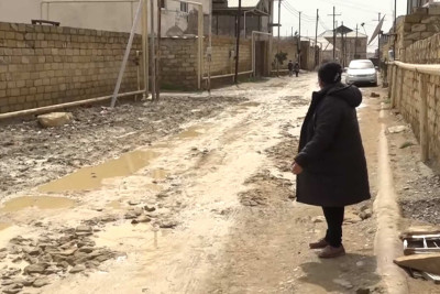 Lökbatanda sakinlər kanalizasiya iyindən boğulurlar