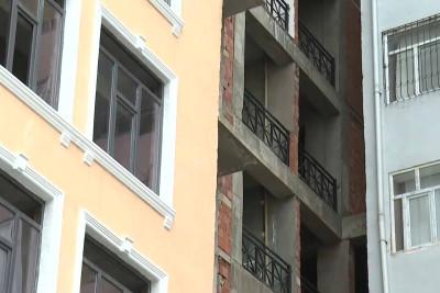 Nərimanov rayonunda yeni tikilinin eyvanları qonşu binanın pəncərələrinə çıxır