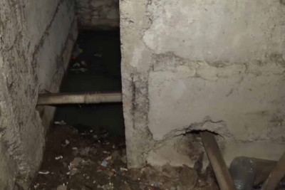 Binəqədi rayonunda 20 ildir binanın zirzəmisi kanalizasiya suyu ilə dolur