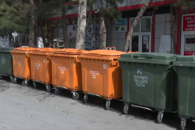 Bakıda zibil qutuları yolun hərəkət hissəsinə qoyulub: kommunal xidmətlər açıqlama verib