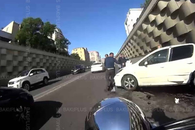 Nərimanov: Həsən Əliyev küçəsində “Peugeot” qəza törədib - VİDEO