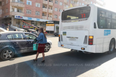 Yasamalda eyni yoldan istifadə edən piyada və maşınlar
