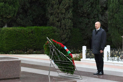 Prezident İlham Əliyev və ailəsi ulu öndərin məzarını ziyarət ediblər