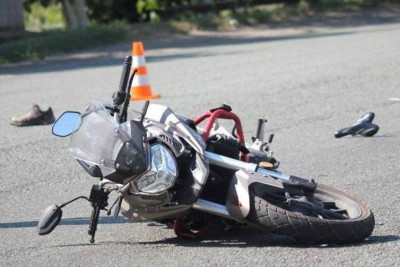 Bakıda motosiklet maneəyə çarpılıb: sərnişinlə motosikletçi yaralanıb