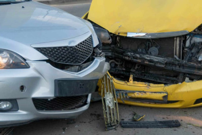 İki avtomobilin toqquşması nəticəsində 22 yaşlı gənc xəsarət alıb