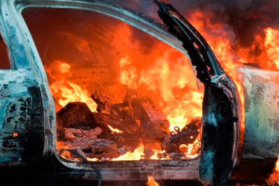 Bakıda avtomobil yanıb