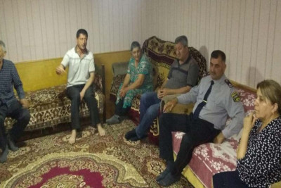 “O, yastığının altında bıçaq saxlayır və uşaqları öldürməklə hədələyir”: intihara cəhd edən qadının xalası danışıb
