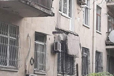 Bakıda eyvan gənc qızın üzərinə uçub