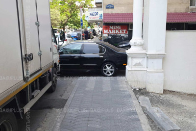 Bakıda sürücü avtomobilini saxlayaraq piyadalar üçün yolu kəsib