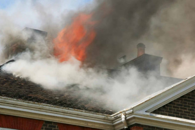 Xətai rayonunda yaşayış evi tamamilə yanıb