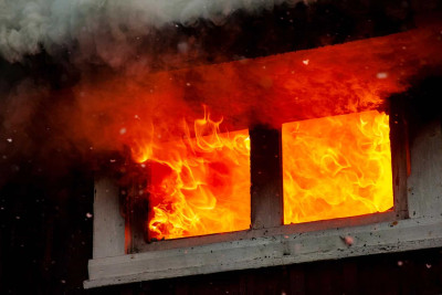 Xətaidə yaşayış binasında yerləşən mağaza yanıb