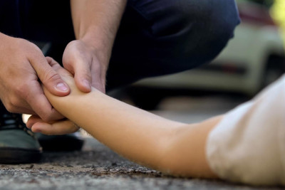 Xətaidə azyaşlı nəvəsi ilə yolu keçən qadını avtomobil vurub