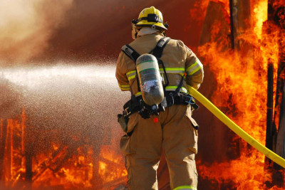 Xətai rayonunda avtomobil təmiri sexi yanıb