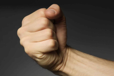 Bakıda küçənin ortasında gənc qızı döyüblər
