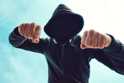 Nərimanov rayonunda bir nəfəri döyüb, avtomobilini zədələyiblər