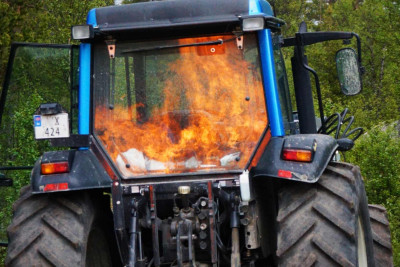 Bakıda traktor yanıb