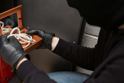 Xəzər rayonunda evlərdən 8700 manat dəyərində qızıl-zinət oğurlanıb