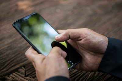 Bakıda taksi sürücüsü müştərini döyərək telefonunu əlindən alıb
