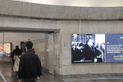 Bakı metrosu Heydər Əliyevin şəkillərini nümayiş etdirir
