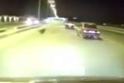 Magistral yolda iti vurmaqdan yayınan sürücü ağır qəzaya düşüb