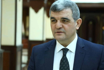 Silahlı hücuma məruz qalan deputatın qolundakı sarğı açılıb