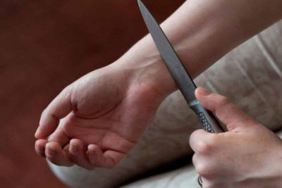 Binəqədidə qadın rəfiqəsi ona cavab vermədiyi üçün özünü bıçaqlayıb