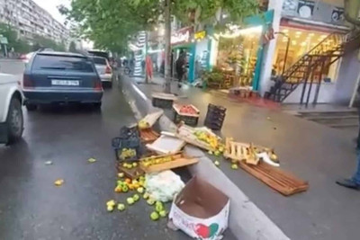 Küçədə satılan məhsulları polis də təpikləyibmiş
