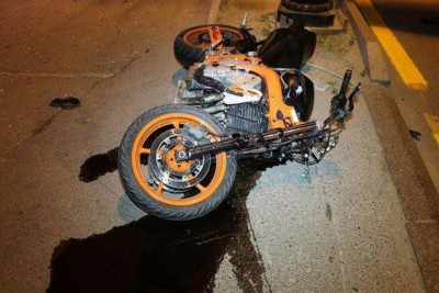 Suraxanıda motosiklet avtomobillə toqquşub