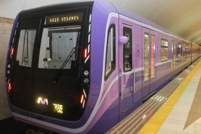 Metroda qatarlar 8 dəqiqə yubanıb