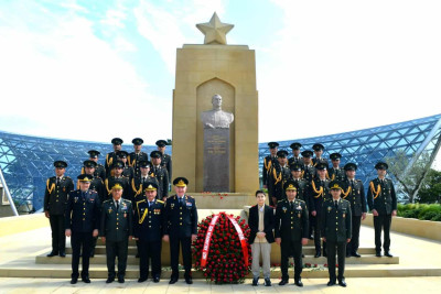 Bir qrup hərbçi Həzi Aslanovun məzarını ziyarət edib