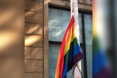 LGBT bayrağı Bakının mərkəzində asılıb