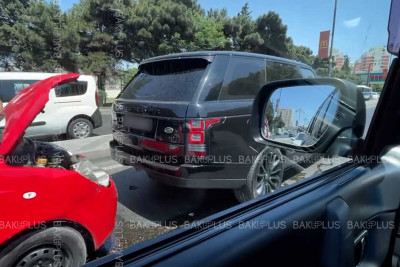 Tbilisi prospektində “Matiz” “Range Rover”ə çarpılıb
