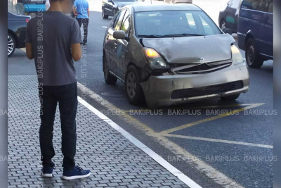 “Azneft” dairəsində avtobus “Prius”la toqquşub