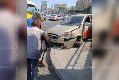 “İnturist” hotelinin qarşısında “Prius” səkiyə çıxıb