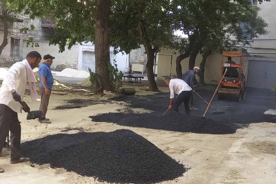 Azadlıq prospektində həyətyanı sahədə asfalt dəyişilib