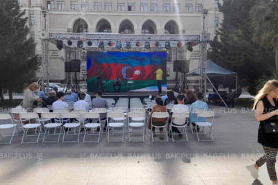 Elmlər Akademiyası binasının qarşısında İkinci Türk Dünyası Ədəbiyyat və Kitab Festivalı keçirilir