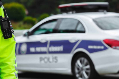 Sabunçu rayonunda vətəndaş polis maşınının şüşəsini sındırıb
