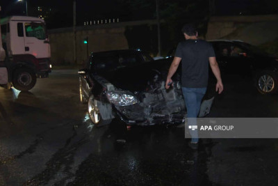 Binəqədidə “BakuBus”ın avtobusu qəzaya uğrayıb