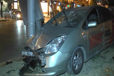“Prius” işıqfora, dirəyə və digər avtomobilə çarpılaraq qəza törədib
