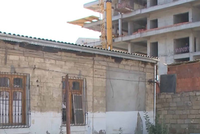 Yasamalda çoxmərtəbəli bina tikilir: ətrafda isə hələ köçürülməyən ailələr qalıb