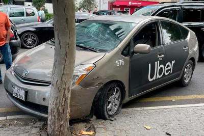 Nəsimi rayonunda “Prius” qəza törədib
