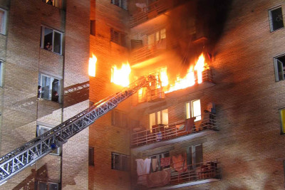 Sabunçu rayonunda 19 mərtəbəli binada yanğın baş verib