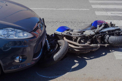 Səbail: motosiklet “Chery” ilə toqquşaraq yarı bölünüb