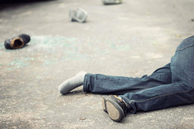 Xəzərdə yolu keçən gənc kişini avtomobil vurub