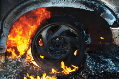 Xətaidə avtomobil dayanacağında “Chevrolet” yanıb